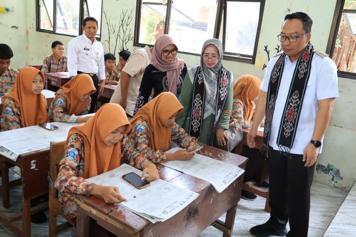 Wakil Bupati Gresik dokter Ashluchul Alif didampingi anggota DPRD Gresik, Nur Saidah dan Kepala Biro Radar Gresik Umi Hamil meninjau pelaksanaan sianu bareng.