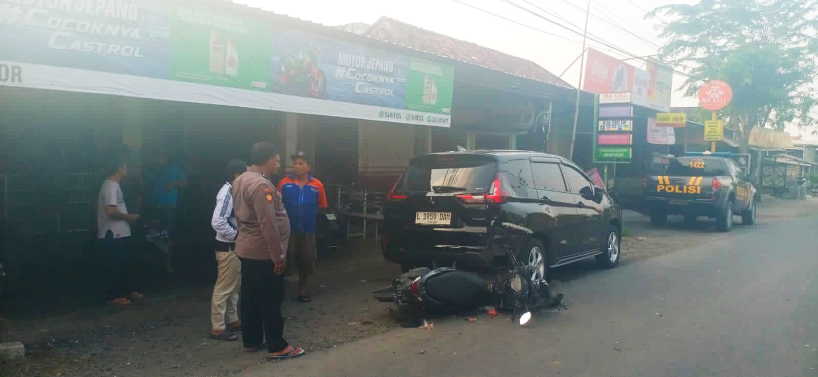 RINGSEK : Kondisi motor korban ringsek usai terlibat kecelakaan di Jalan Raya Desa Dapet, tepatnya didepan bengkel H. Suprapto, Kecamatan Balongpanggang, Gresik.
