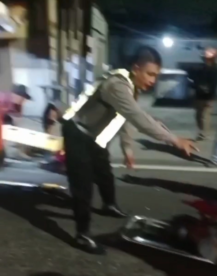 EVAKAUSI : Pengendara Ojol, Warga, dan anggota Satlantas Polres Gresik saat mengevakuasi korban kecelakaan di sekitar Jalan Dr. Wahidin Sudirohusodo, Kecamatan, Kebomas, Gresik.