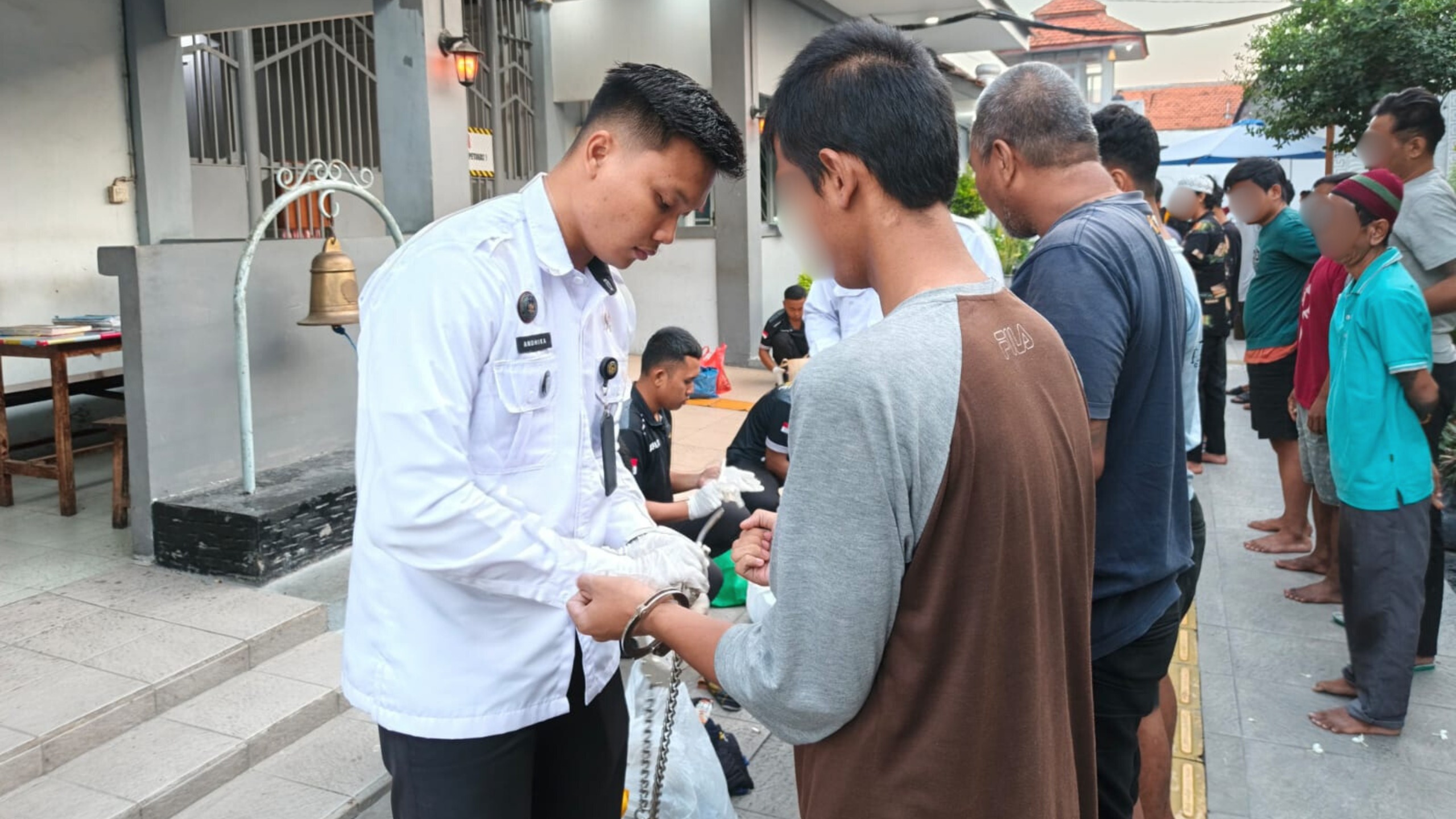 DIPINDAHKAN :&nbsp; Petugas Rutan Kelas IIB Gresik saat melakukan proses pemindahan sebanyak 19 Warga Binaan ke Lapas di Wilayah Madiun.