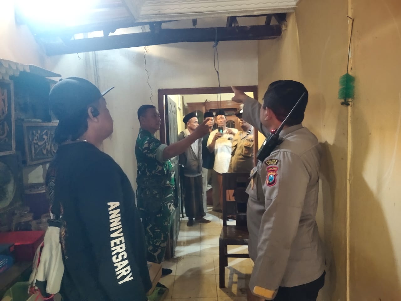 OLAH TKP : Anggota Polsek Cerme saat melakukan olah TKP di rumah Korban di Desa Kambingan, Kecamatan Cerme, Gresik.