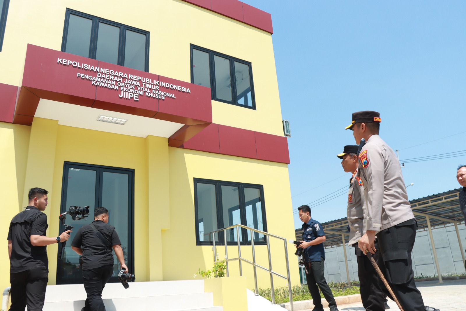 MENINJAU : Kapolda Jatim Irjen Pol. Drs. Nanang Avianto, didampingi Kapolres Gresik AKBP Rovan Richard Mahenu saat melakukan peninjauan&nbsp; Gedung Polri di KEK JIIPE, Kecamatan Manyar, Gresik.