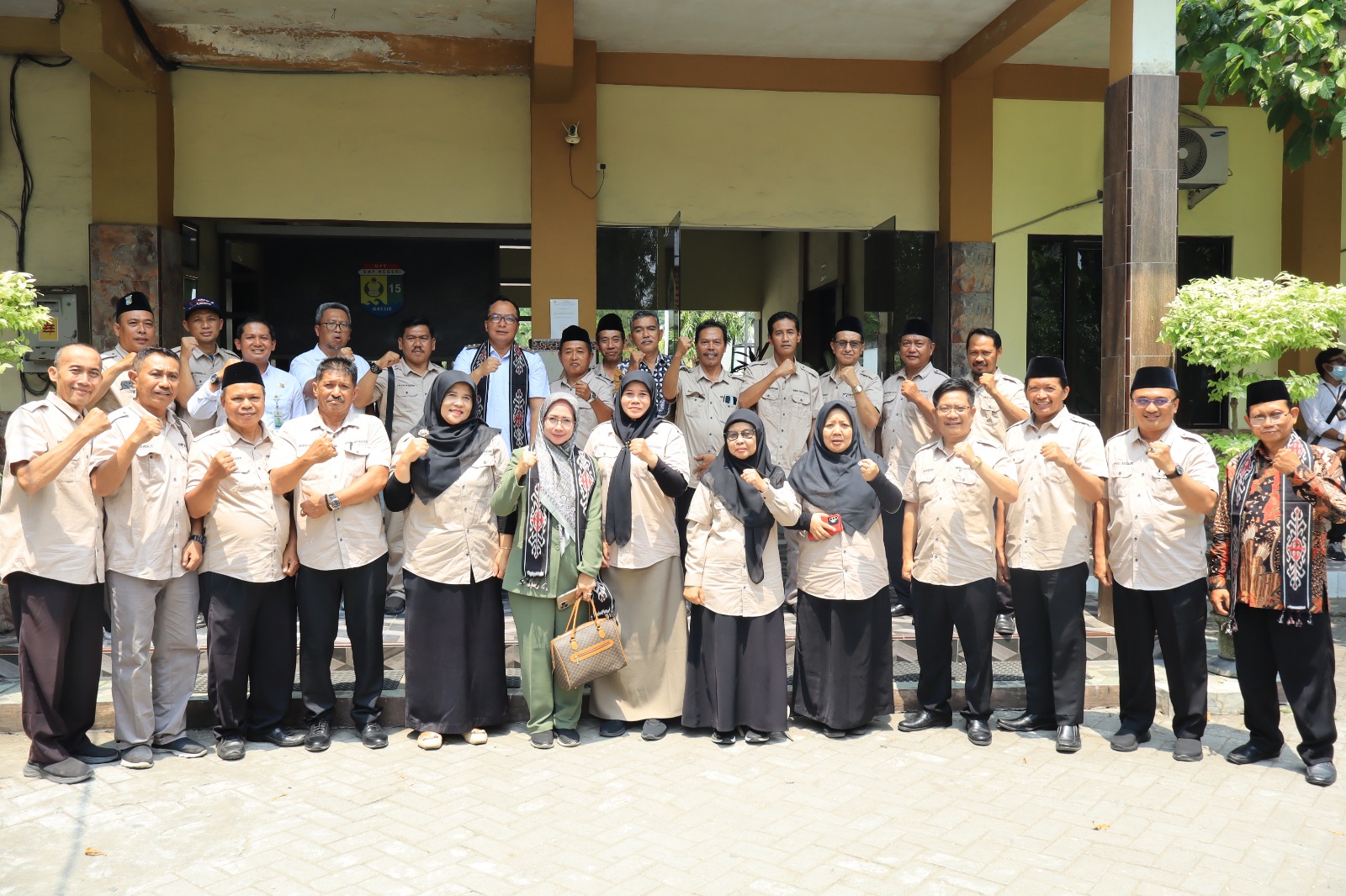 MKKS SMP Negeri Gresik berfoto bersama Wakil bupati Gresik dr. Asluchul Alif dan anggota DPRD Gresik Nur Saidah usai menggelar sinau bareng di UPT SMPN 15 Gresik.