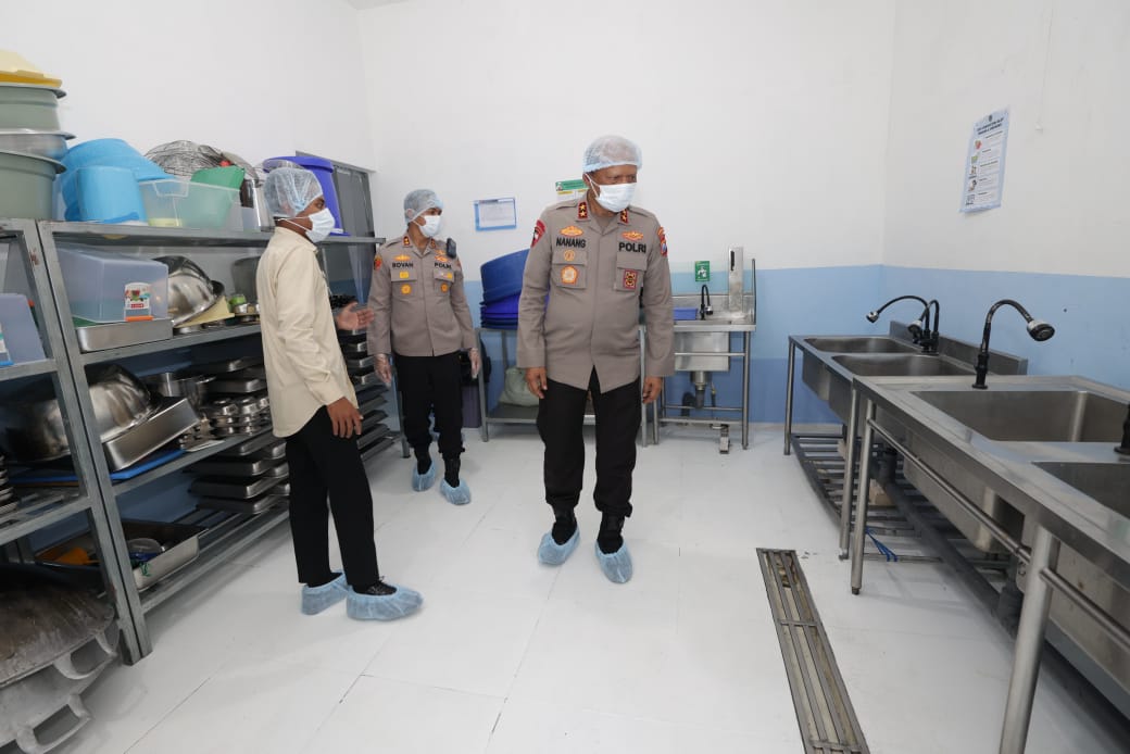 SPPG : Kapolda Jatim Irjen. Pol. Drs. Nanang Avianto di dampingi Kapolres Gresik AKBP Rovan Richard Mahenu saat melakukan peresmikan SPPG Yayasan Kemala Bhayangkari Gresik, di kompleks Buyos Yosowilan