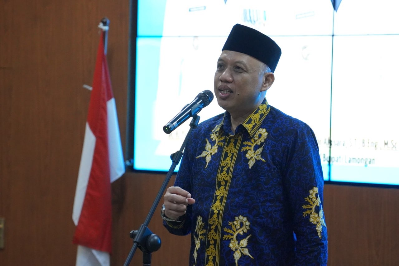 PEMAPARAN : Kepala BPJS Kesehatan Cabang Gresik, Janoe Tegoeh Prasetijo saat pemaparannya.