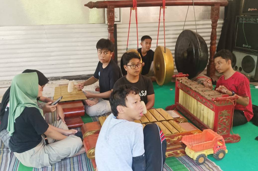 Proses pembelajaran di Sanggar Seni Kusuma Laras.