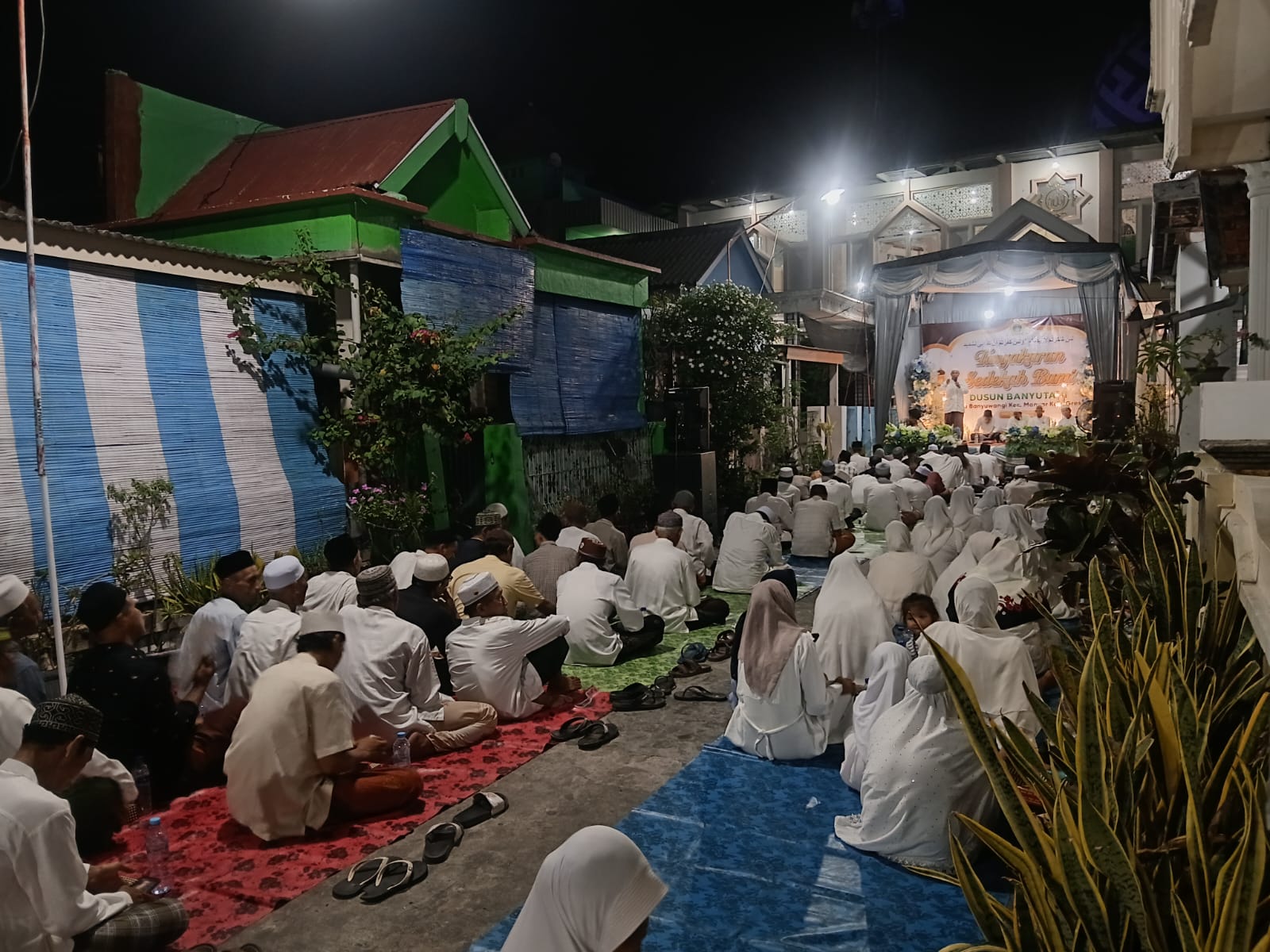 SILATURAHMI : Tradisi sedekah bumi menjadi ajang silaturahmi.