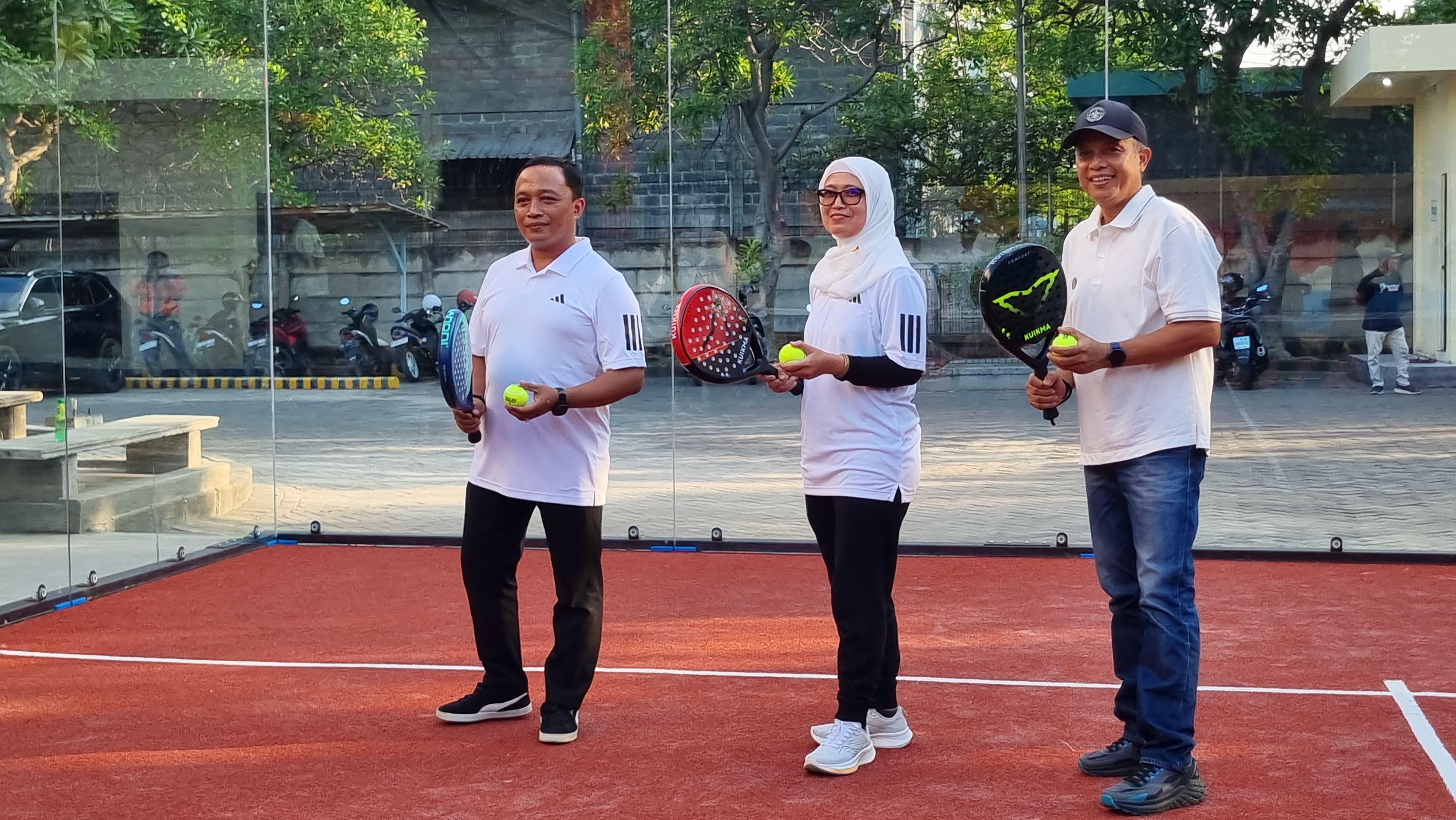 BERMAIN : Para atlet yang sedang bermain olahraga padel di Gresik.