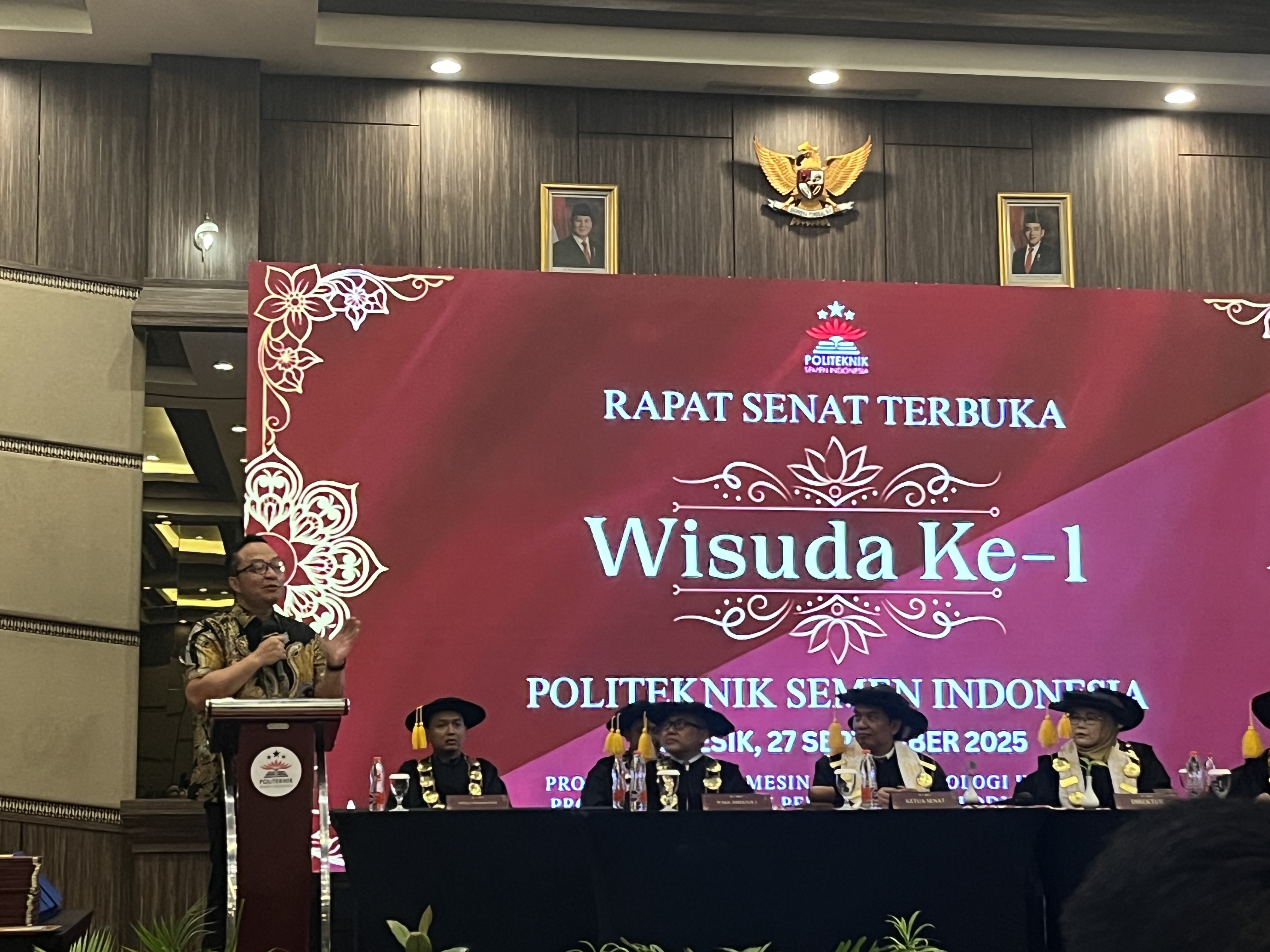 dr Alif saat menyampaikan sambutan dalam wisuda perdana Polteksi di Hotel Horison Surabaya