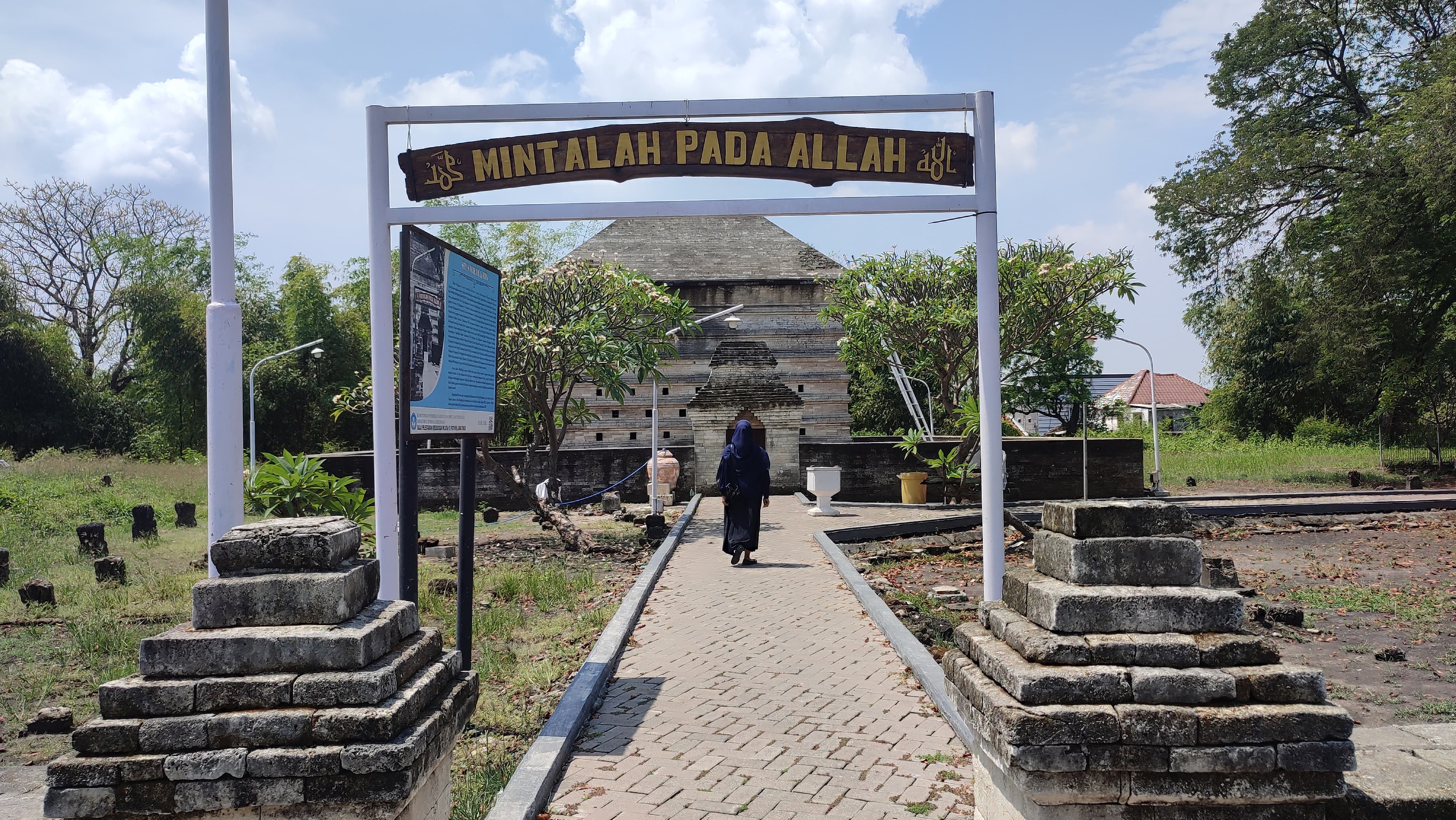 Jalan masuk ke makam Siti Fatimah Binti Maimun.