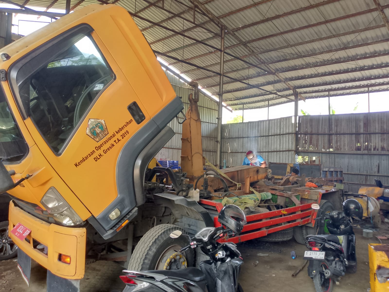 TRUK : Bengkel perawatan truk sampah DLH Gresik.