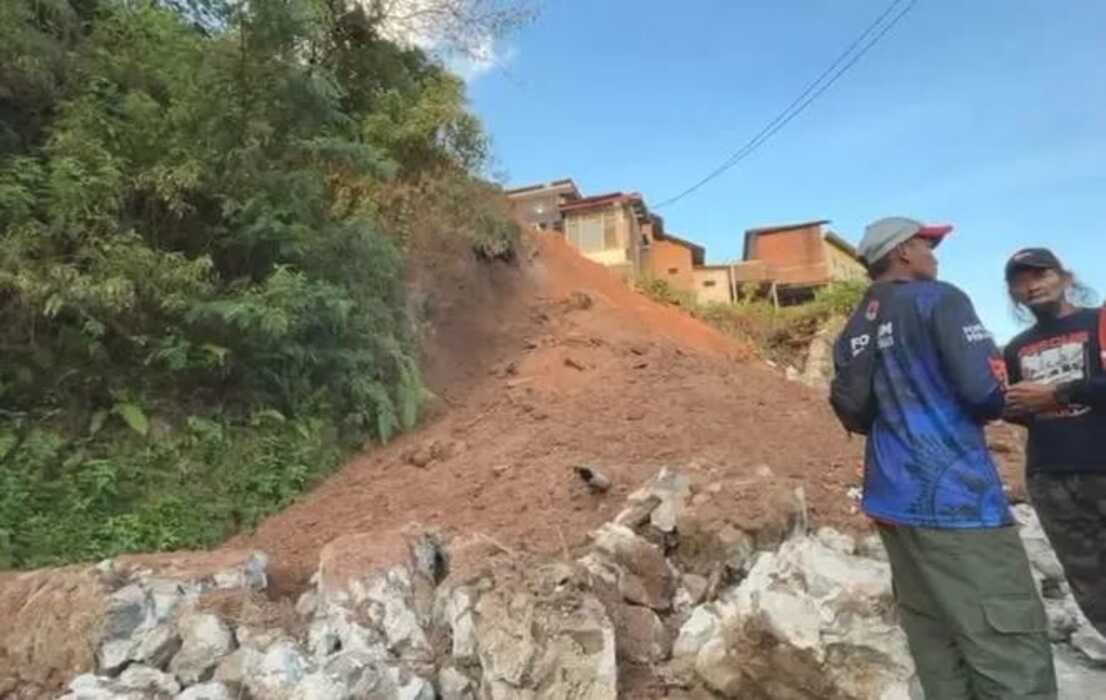 Kondisi longsor di Pacet, Mojokerto.