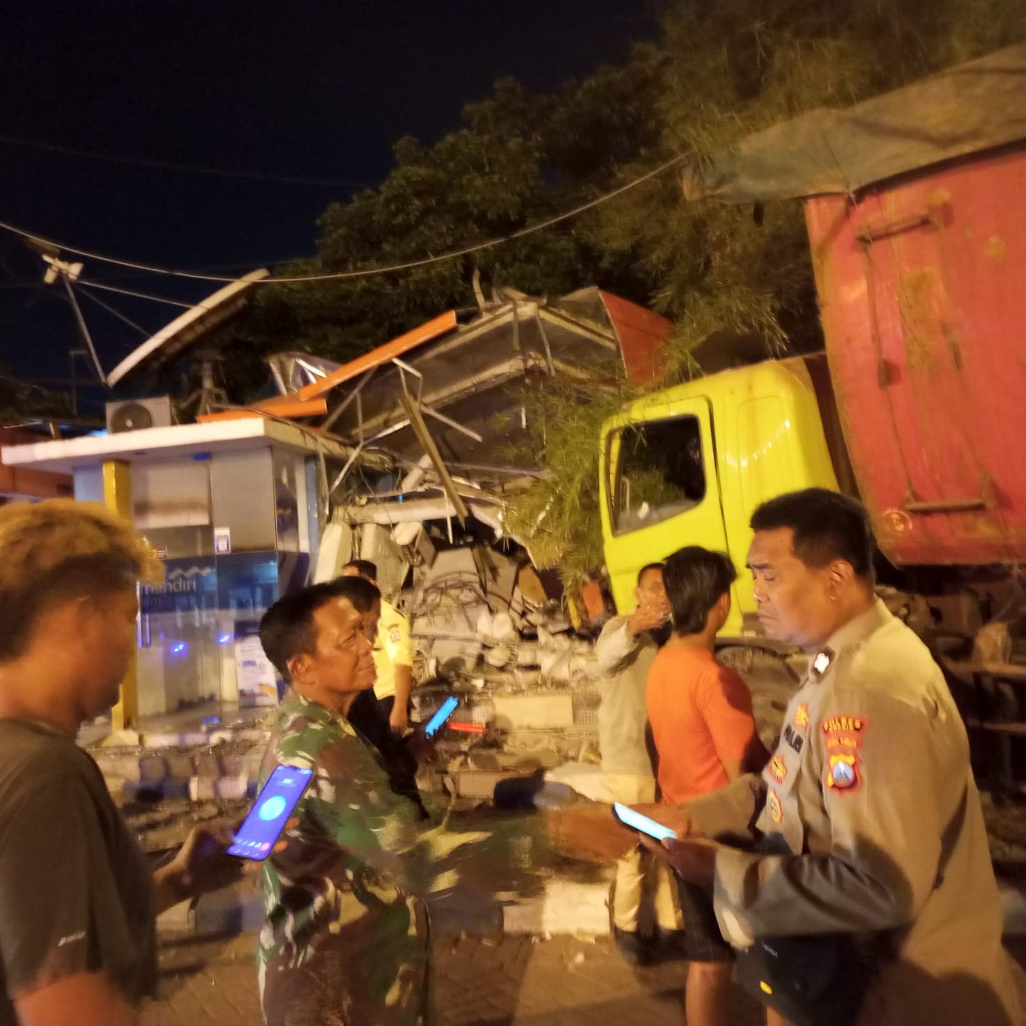 RINGSEK : Kondisi kendaraan Dump Truk terlihat ringsek usai kecelakaan menabrak bangunan ATM di dekat Tol Manyar, Gresik.