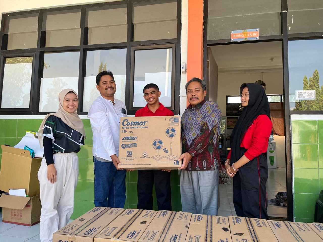 KIPAS : Komisi IV DPRD Gresik memberikan bantuan kipas angin ke SRMA 37 Sidayu Gresik.