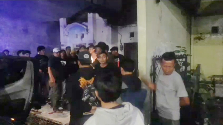 DIAMANKAN : Ketiga terduga pelaku anggota gengster yang bikin onar saat diamankan warga dan polisi di Jalan Raya Wonokoyo, Desa Menganti, Kecamatan Menganti, Gresik.
