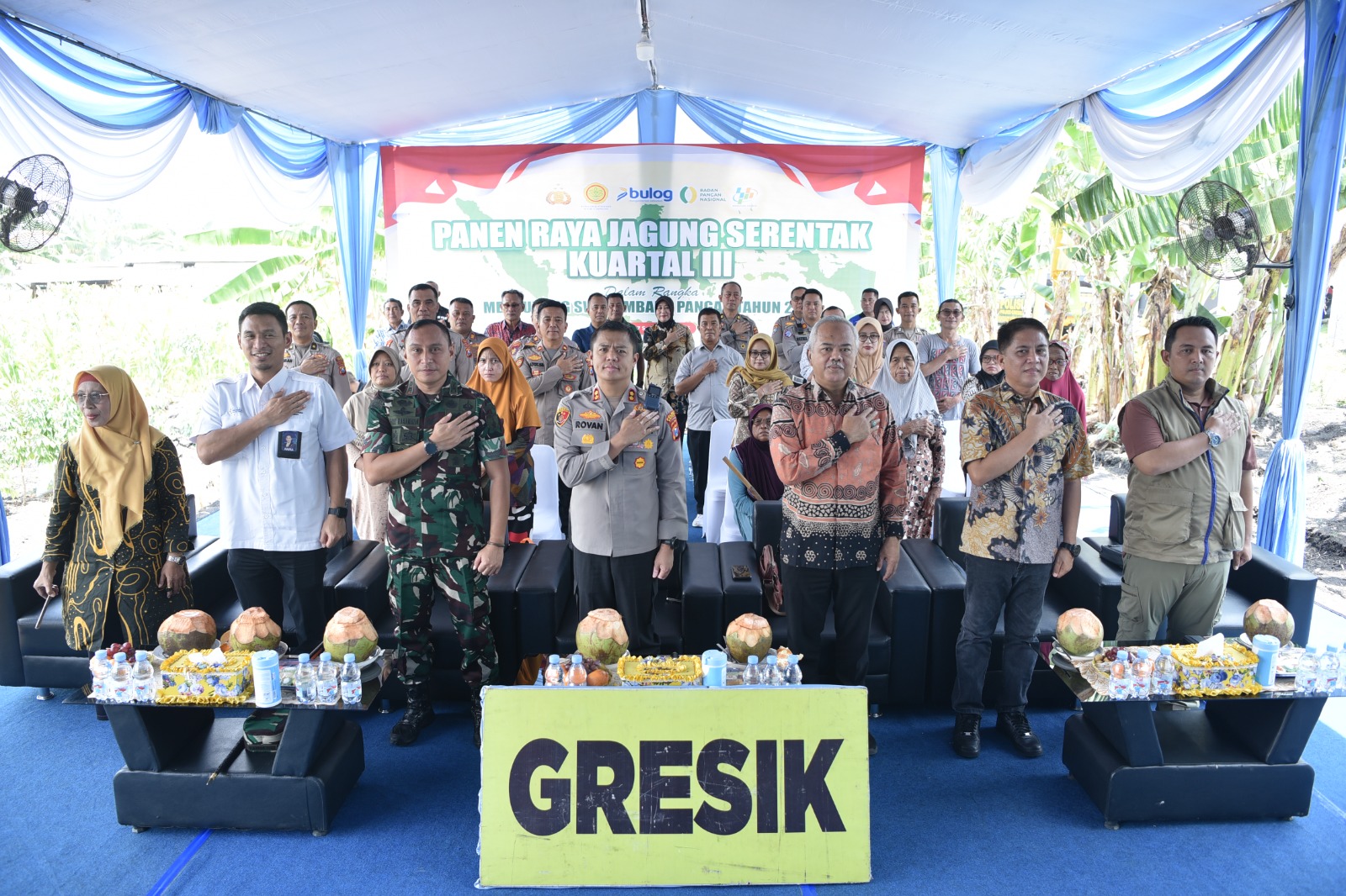 PANEN JAGUNG: Kapolres Gresik AKBP Rovan Richard Mahenu, Forkopimda Gresik beserta stakeholder lainnya saat mengikuti rangkaian panen raya serentak yang diinisiasi Mabes Polri di seluruh Indonesia.