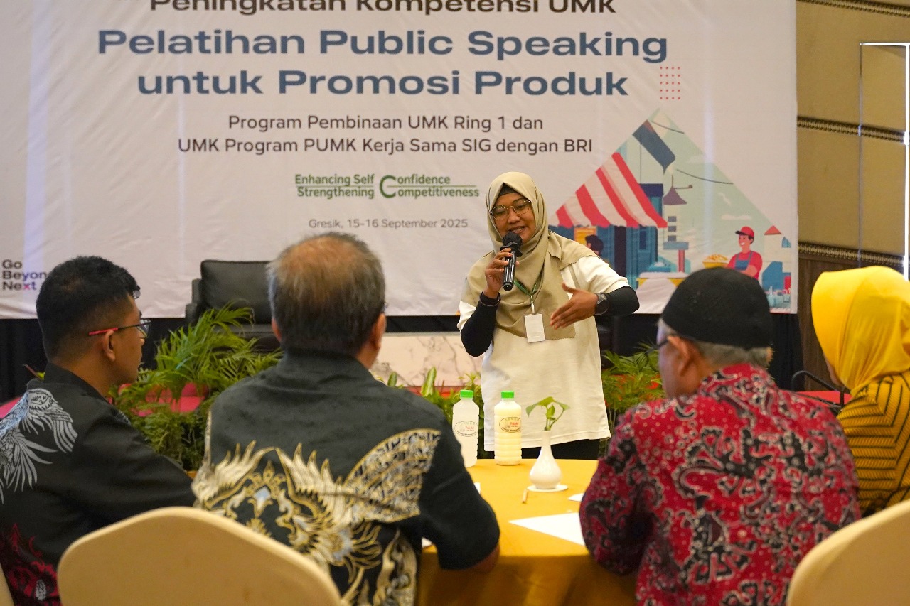 PELATIHAN: Peserta pelatihan melakukan uji presentasi produk kepada narasumber dalam praktik business matching dalam rangkaian kegiatan pelatihan public speaking di salah satu hotel.