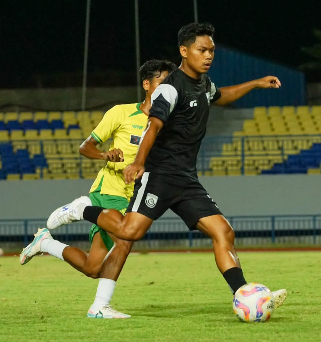 BEREBUT : Pemain Gresik United berebut bola dengan pemain Perseta Tulungagung di Gejos.