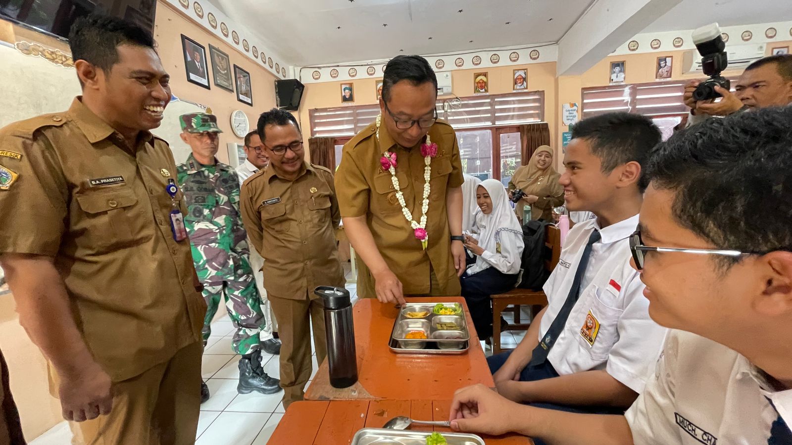 MENINJAU : Wabup Gresik dr. Asluchul Alif langsung meninjau MBG di SMPN 1 Gresik, bersama Kepala Dispendik Gresik, S. Hariyanto, dan Kepala SMPN 1 Gresik Beri Avita Prasetiya memantau siswa.