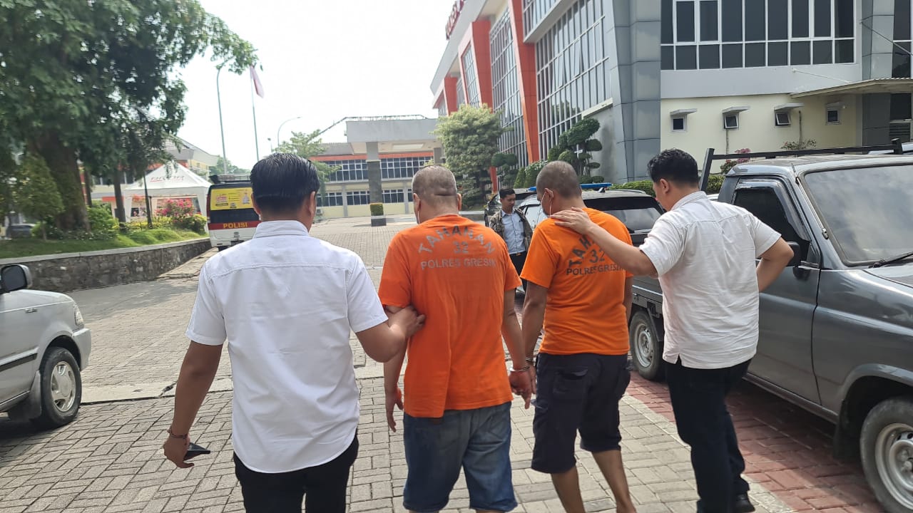DIAMANKAN : Kedua tersangka berinisial R dan SA beresta barang bukti narkotika jenis sabu - sabu saat diamankan anggota Satresnarkoba Polres Gresik.
