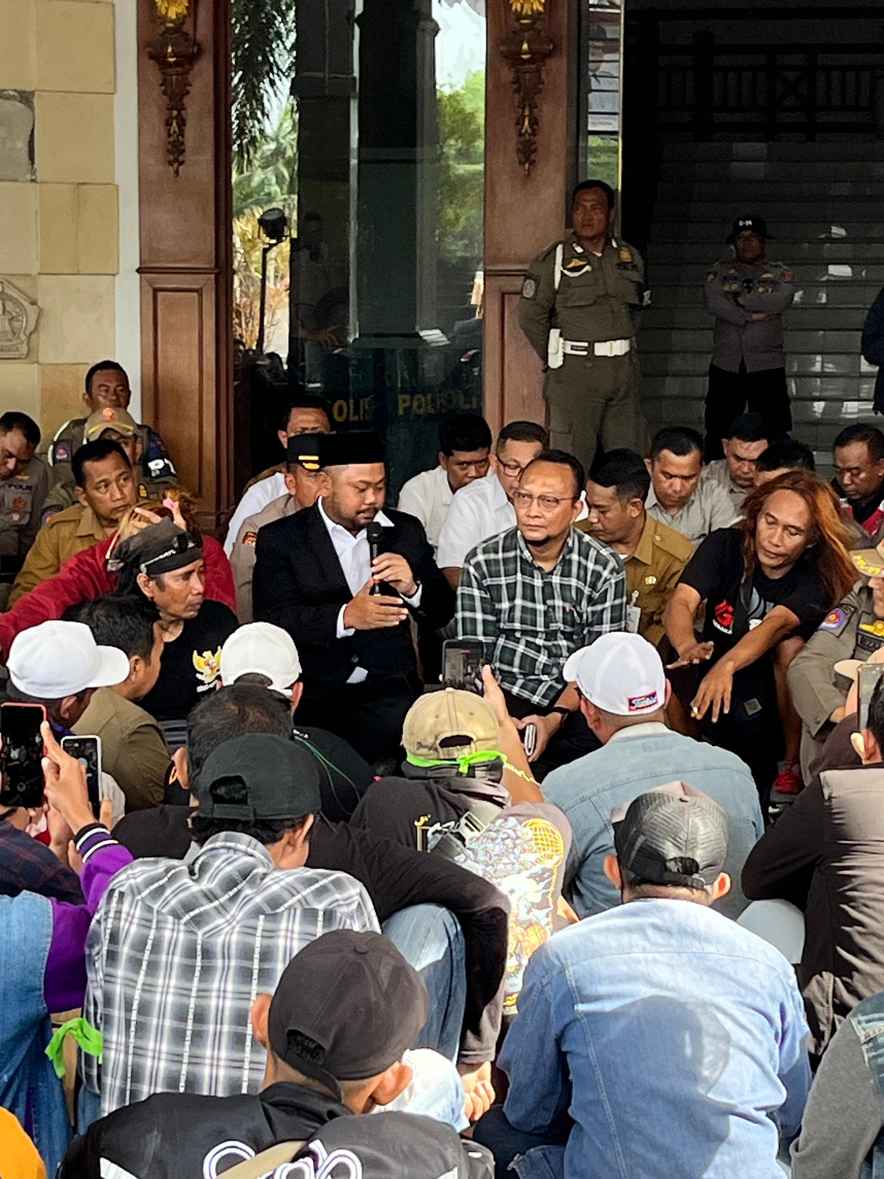 WARGA : Bupati Gresik Fandi Akhmad Yani saat bertemu dengan warga Gresik di Kantor Pemkab Gresik.