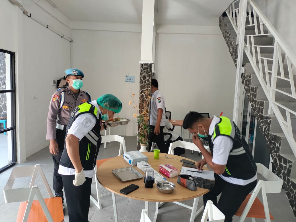 CEK LANGSUNG : Anggota Sidokes Polres Gresik secara langsung melakukan pemeriksaan keamanan pangan di SPPG Kemala Bhayangkari di Desa Yosowilangun, Kecamatan Manyar, Gresik.