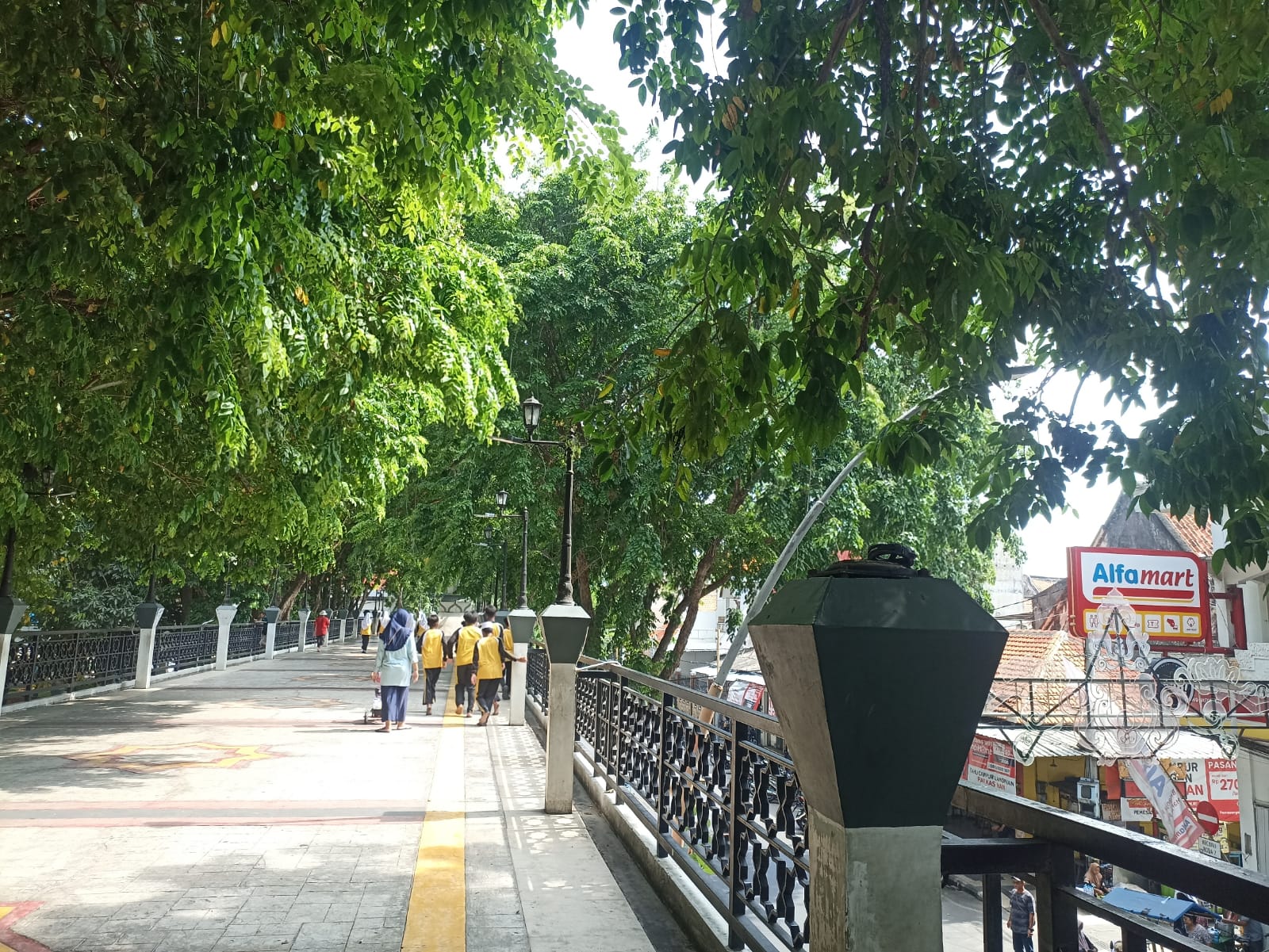 SUASANA : Kondisi suasana tiang lampu di kawasan lantai atas Alun-alun Gresik.