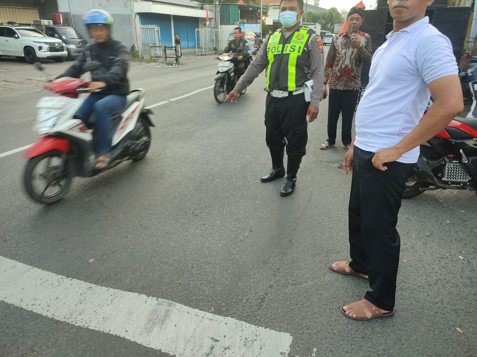 OLAH TKP : Polisi saat melakukan olah TKP di Jalan Raya Driyorejo, Gresik.