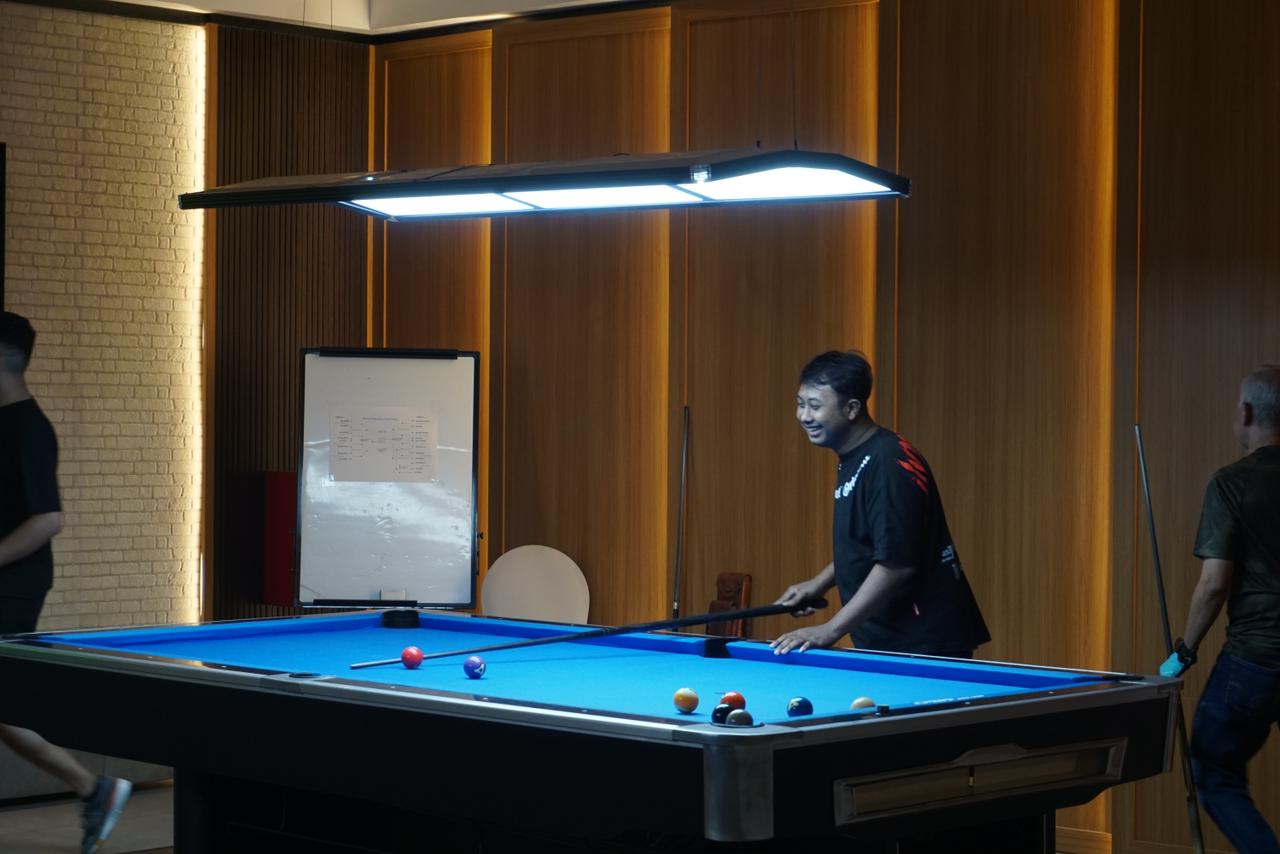 FOKUS : Para atlet fokus saat bermain billiard di Aston Gresik Hotel & Conference Center.