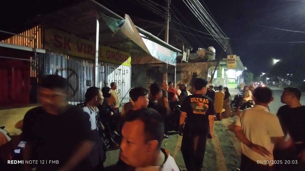 DITINJAU LANGSUNG : Kepala Desa Bungah Subakir didampingi aparat dari Polsek Bungah dan Koramil Bungah saat menemui pihak pemilik toko SK Viral Grosir di Jalan Raya Dusun Dukuh, Desa Bungah.
