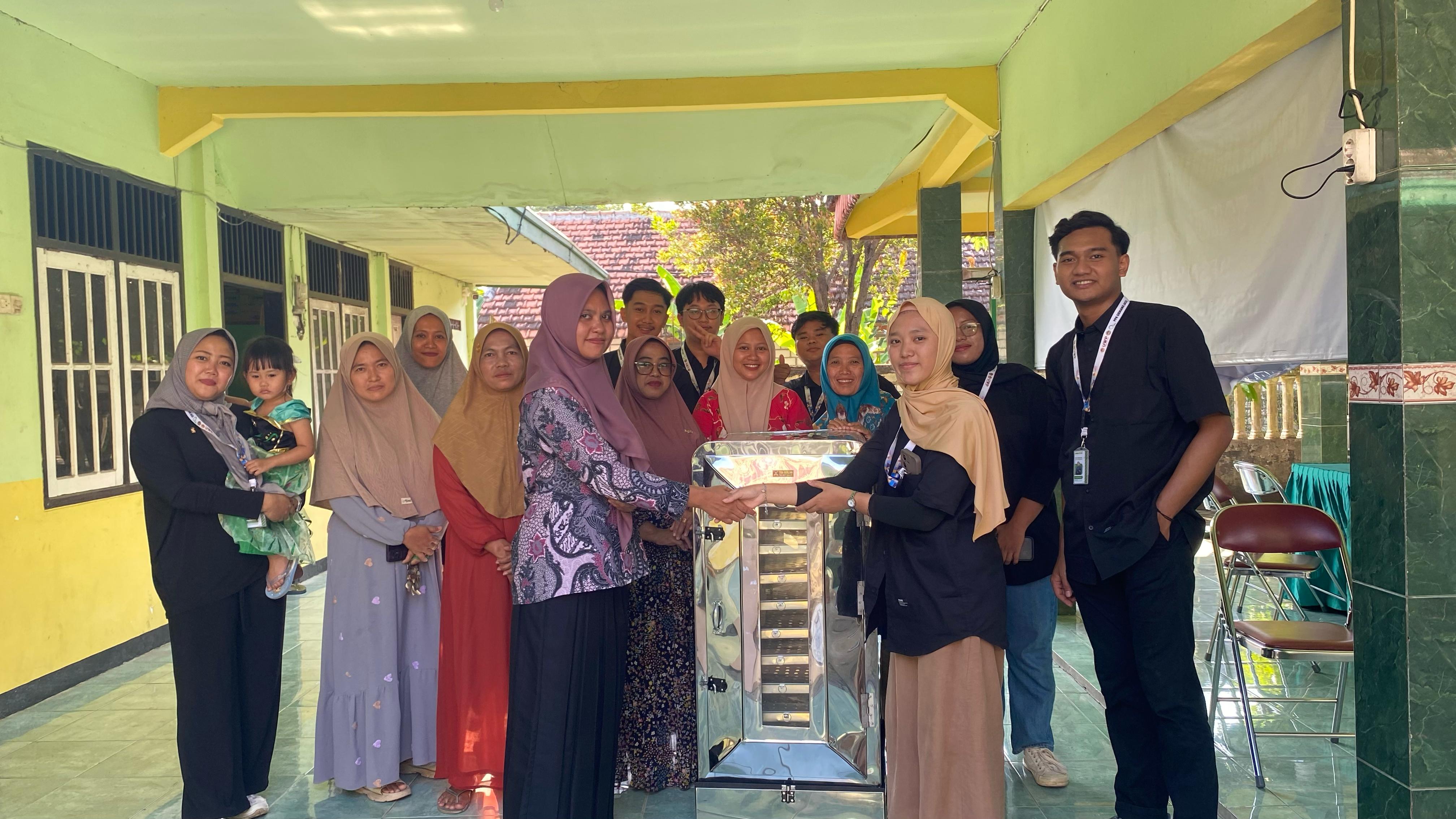 Ubah Pakcoy Hidroponik Jadi Kerupuk Bawang E-Commerce, BEM UWP Cetak Desa Wirausaha di Gresik