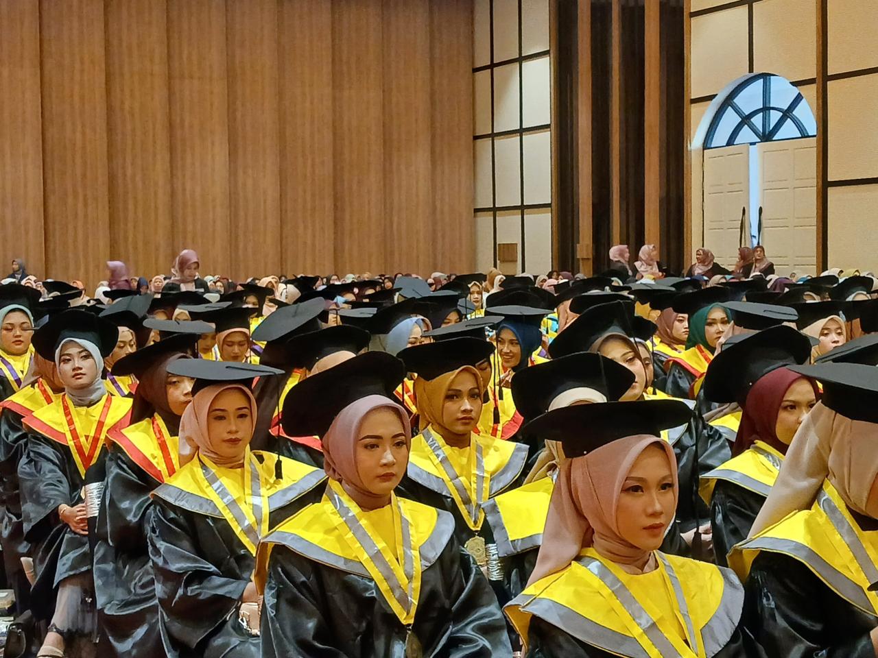 BERKEMAJUAN : Universitas Muhammadiyah Gresik (UMG) mengukuhkan 574 lulusan