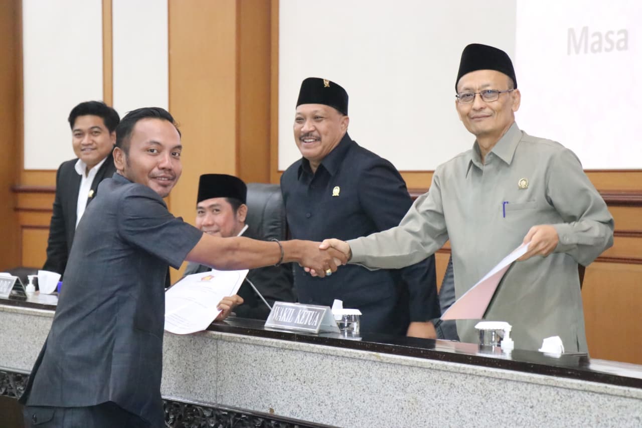 PENYAMPAIAN : Anggota dari Fraksi Partai Gerindra Muchamad Saifudin sampaikan hasil reses Fraksi Gerindra pada pimpinan DPRD.
