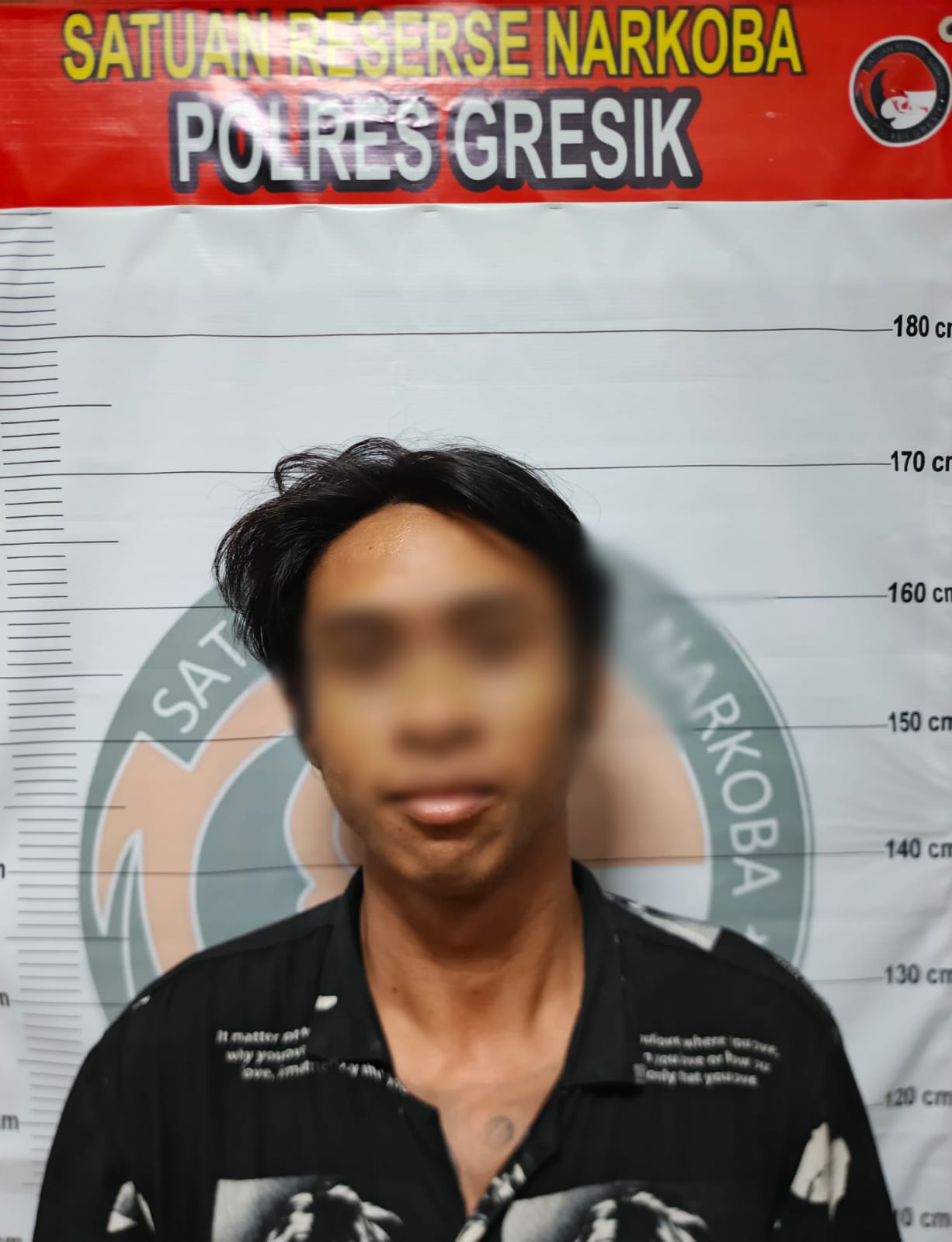 DITANGKAP : Tersangka berinisial AFJ saat diamankan jajaran Satreskoba di Mapolres Gresik.