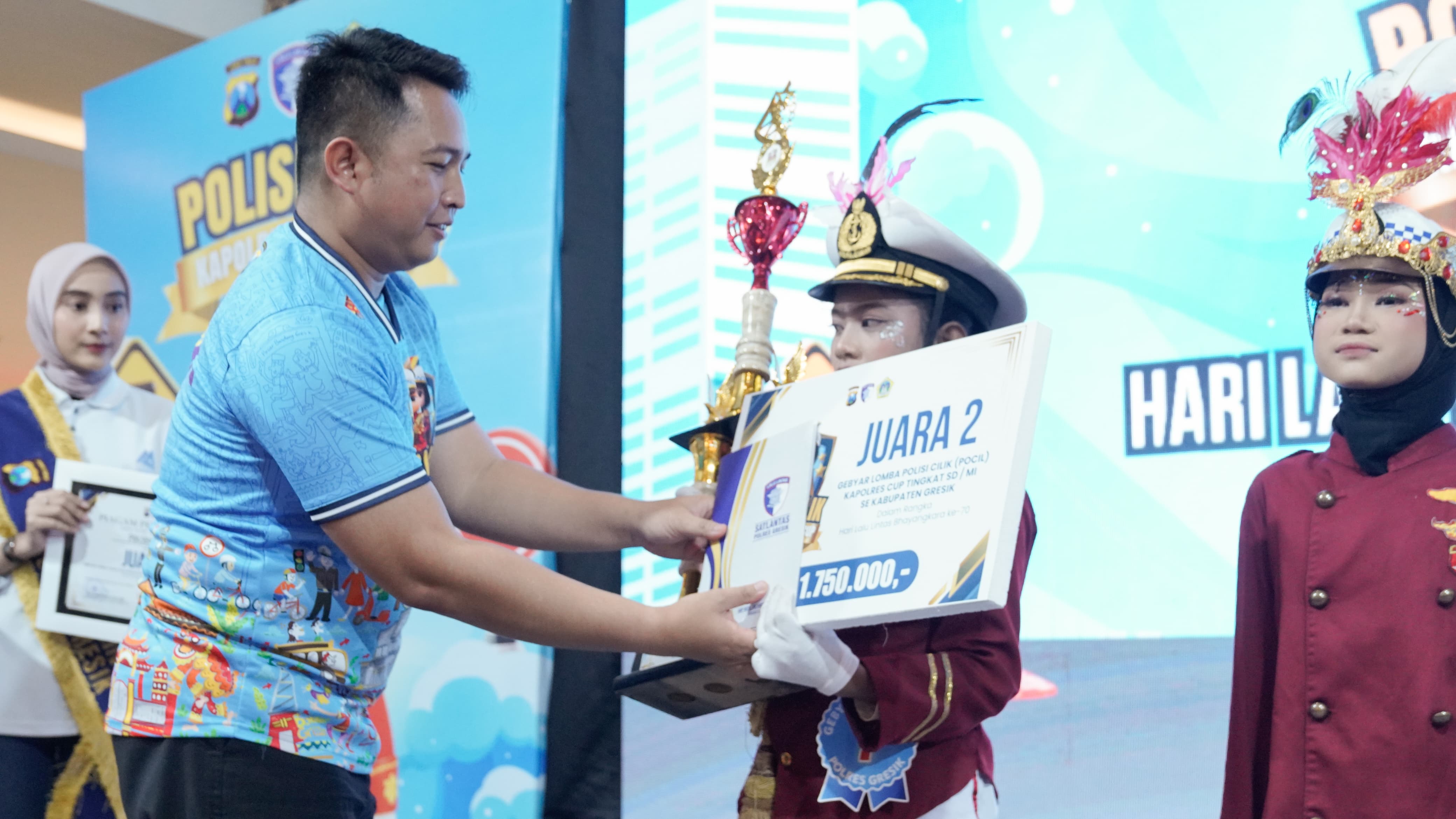 POCIL : Kasatlantas Polre Gresik AKP Rizki Jualianda Putera Buna saat menyerahkan trophy ke pada pemenang Pocil Kapolres Gresik Cup 2025.