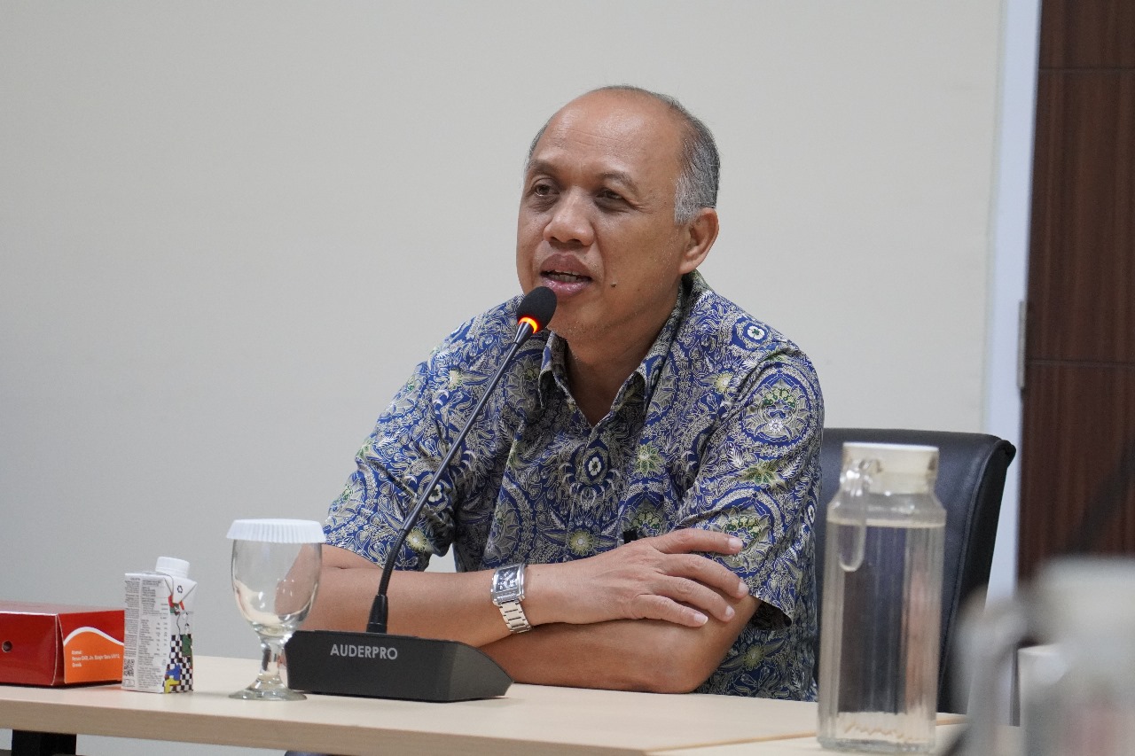 MENYAMPAIKAN : Kepala BPJS Kesehatan Kantor Cabang Gresik, Janoe Tegoeh Prasetijo menyampaikan biaya kesehatan peserta di rumah sakit