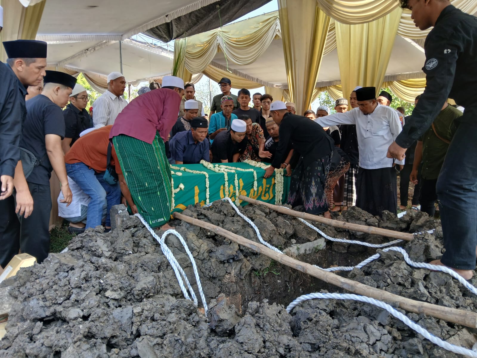 PEMAKAMAN: Proses pemakaman jenazah atlet gimnastik Naufal Takdir Al Bari di pemakaman umum Tlogopojok.