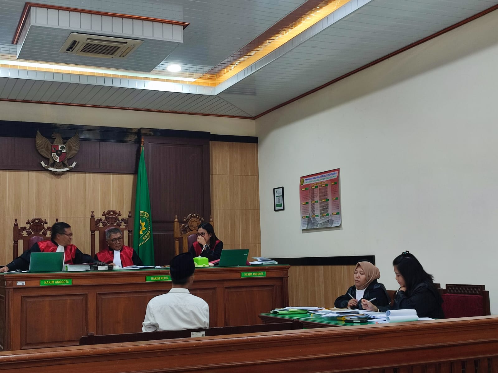 DISIDANGKAN : Terdakwa saat menjalani sidang di PN Gresik.