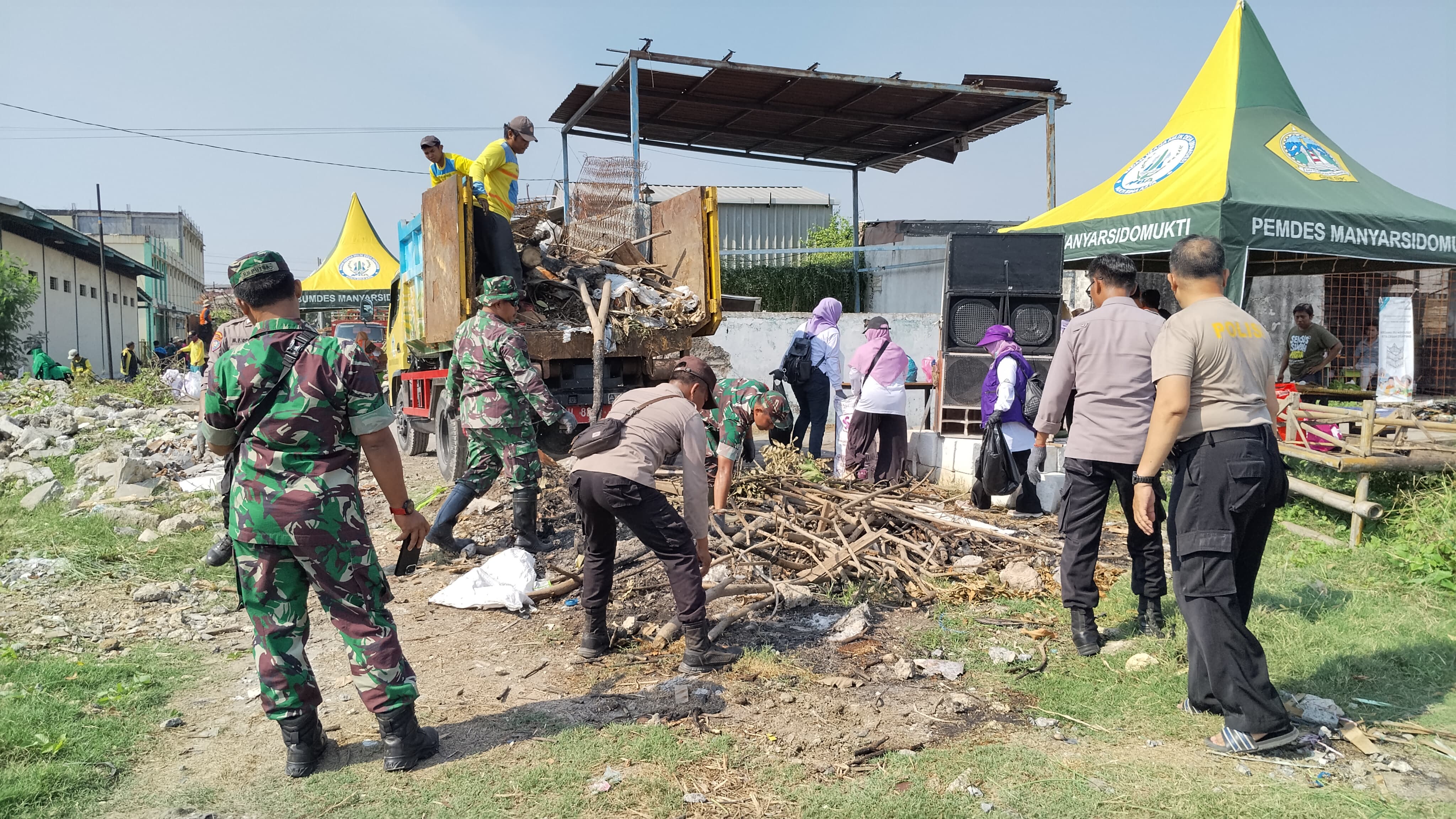 Aksi Wold Clean up Day (WCD) 2025 di sekitar sungai Desa Manyar Sidomukti diikuti berbagai unsur.