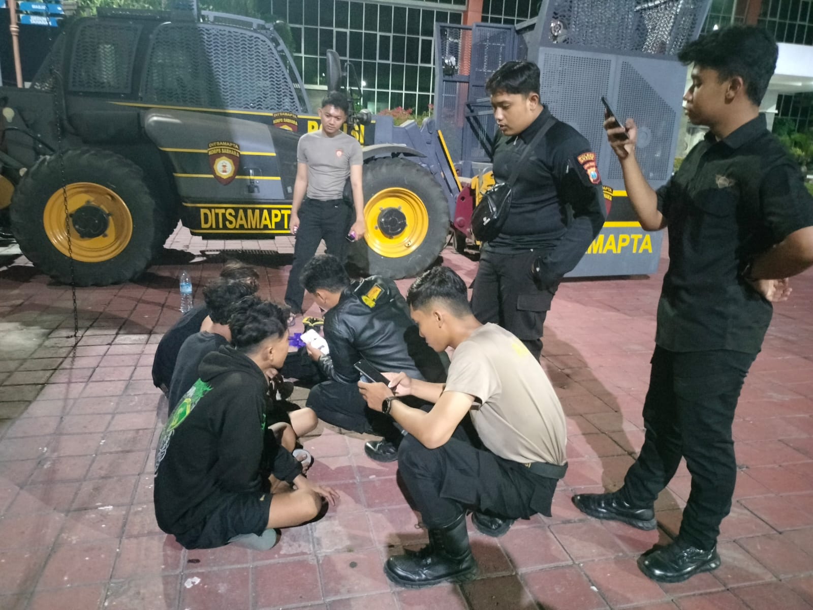 Tim Patroli Reaksi Cepat (Raimas Kalam Munyeng) dari Satuan Samapta (Satsamapta) Polres Gresik berhasil menggagalkan peredaran pil koplo dan mengamankan tiga pemuda pada Sabtu (4/10/2025) dini hari.