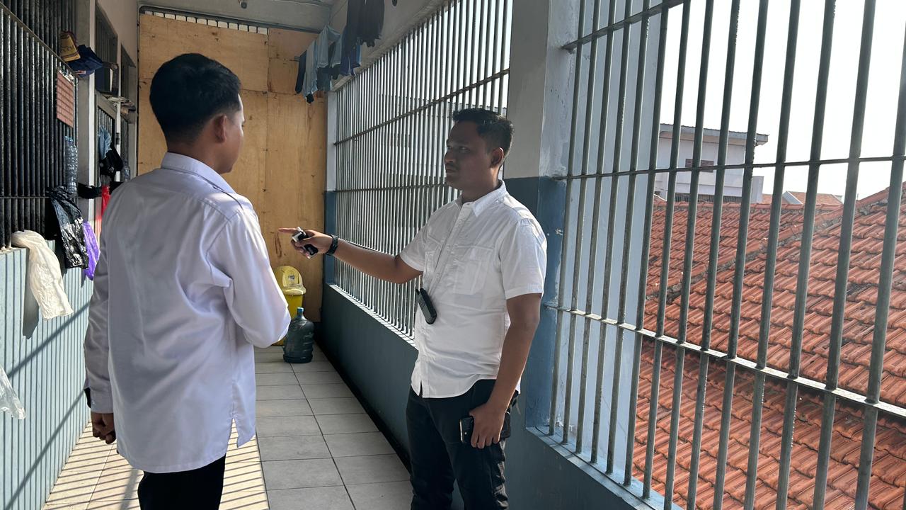 MENGECEK LANGSUNG: Kepala KPR Vendra Hermawan beserta jajarannya saat melakukan pengecekan dan kontrol blok hunian dan ruangan di Rutan Kelas IIB Gresik.
