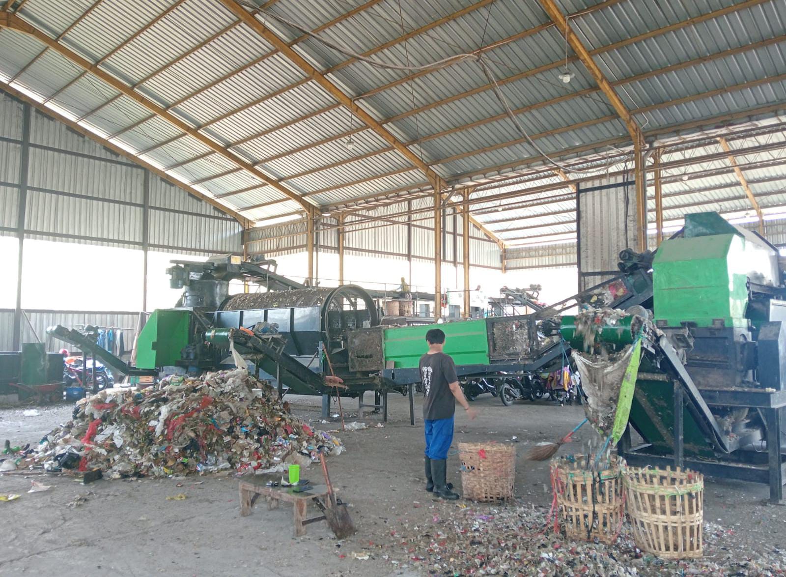 SUASANA : Tempat pembuangan akhir (TPA) di Ngipik Gresik.