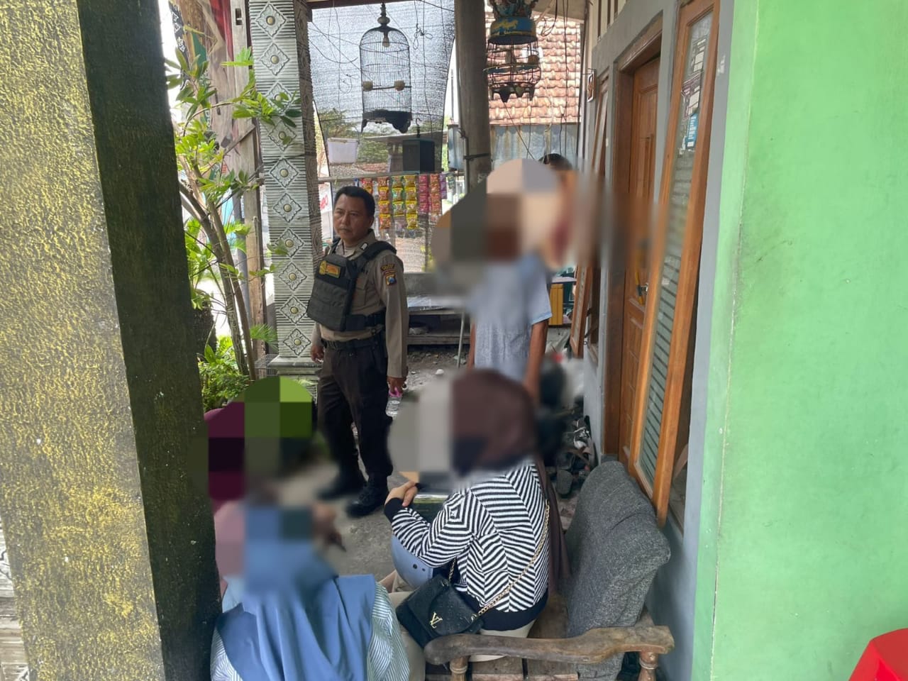 KETENGKAP BASAH: Anggota Samapta Polres Gresik saat mengamankan pelaku perekam korban perempuan sedang mandi di sebuah kos di Jalan Mayjend Sungkono, Kelurahan Gulomantung, Kecamatan Kebomas.
