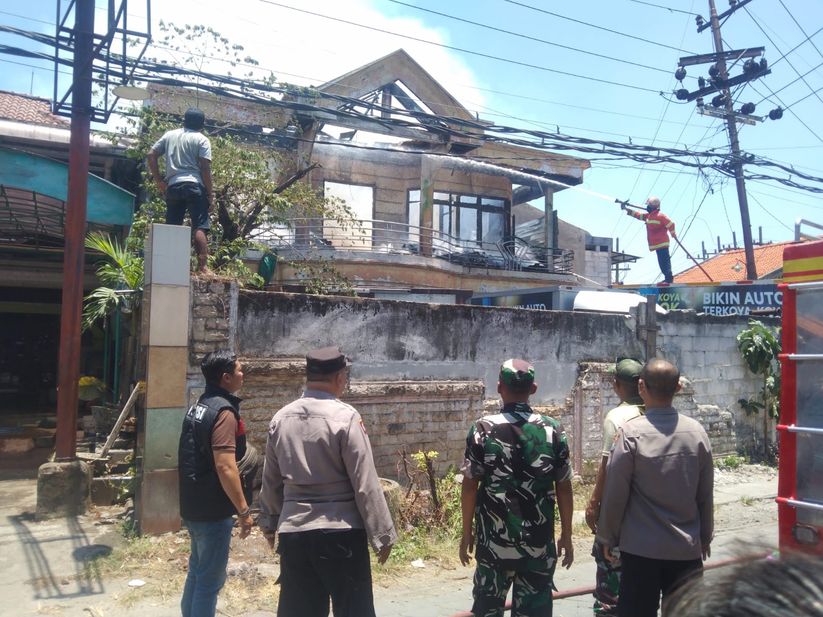 LUDES: Petugas Damkar, pihak kepolisian, dan Koramil saat melakukan pemadaman dan olah TKP kebakaran dua gudang, yaitu gudang Indomarco yang dijadikan Gudang Sembako dan Gudang PT. Silikon di Bambe.