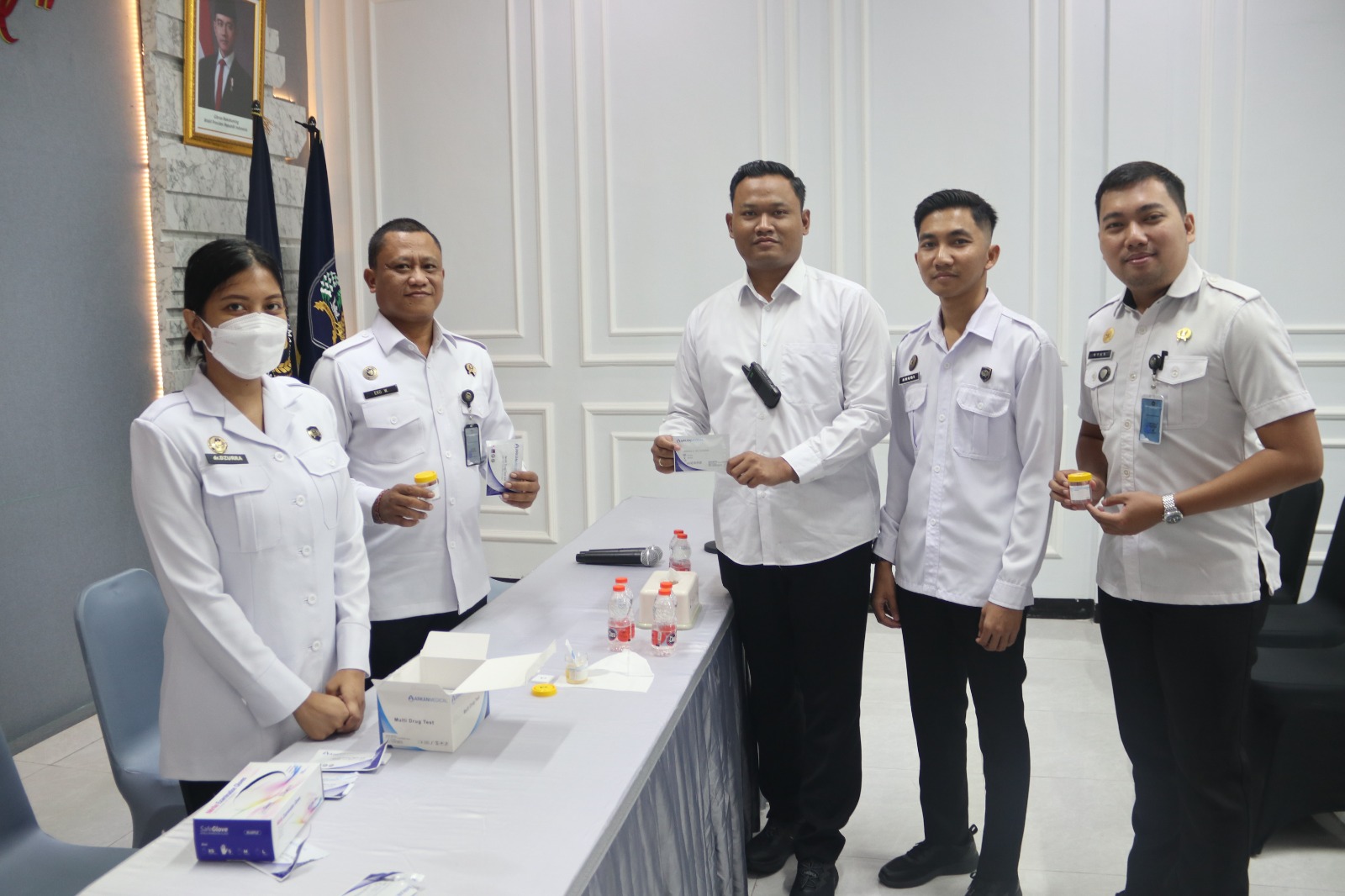 TES URINE : Kepala Rutan Gresik Eko Widiatmoko beserta jajaran Rutan Kelas IIB Gresik lakukan tes urine usai gelar rapat perdana.