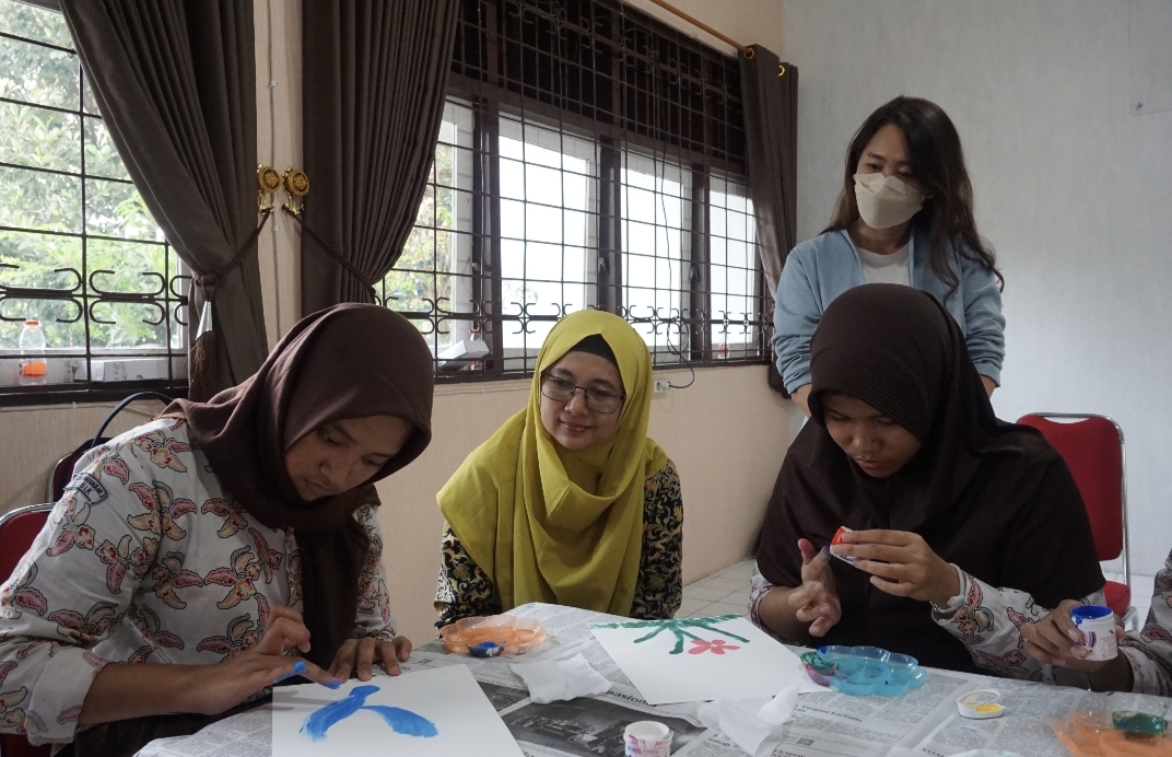 Serius : Proses pendampingan pelatihan dasar desain siswa ABK di SLB Kemala Bhayangkari 2 Kabupaten Gresik.