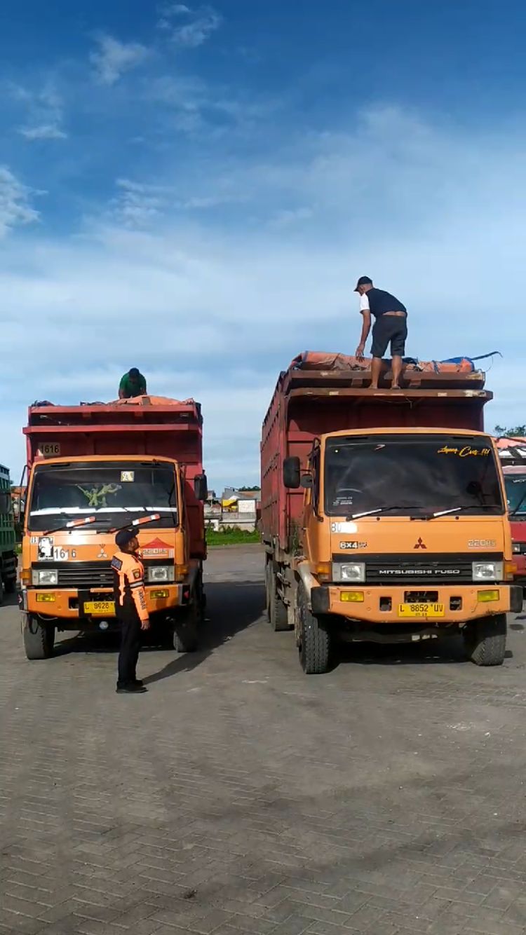 SUASANA &ndash; Petugas Dishub Gresik saat mengatur jam operasional kendaraan di Kantong Parkir Ngawen, Kecamatan Sidayu.