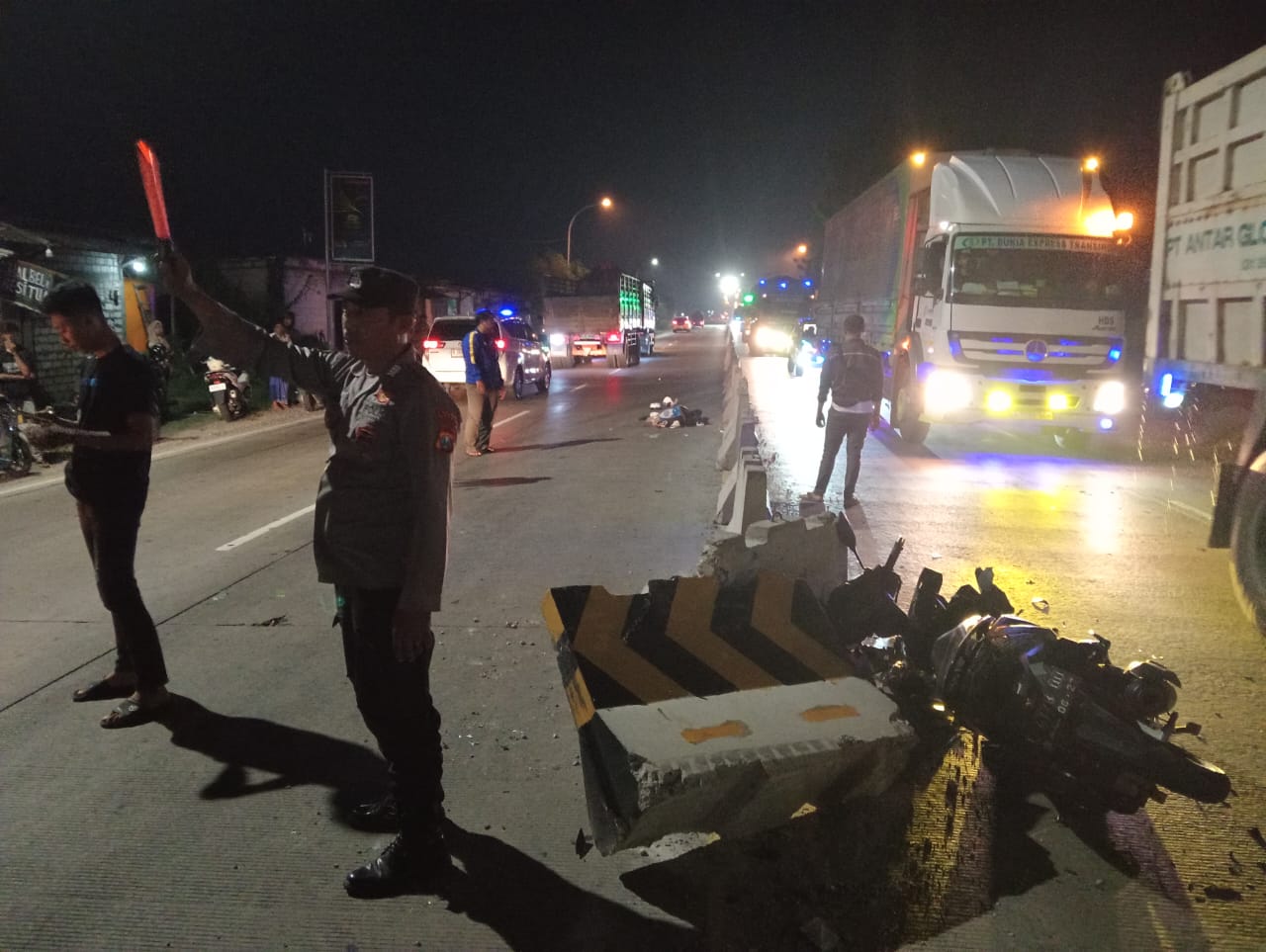 RINGSEK &ndash; Kondisi sepeda motor korban hancur usai terseret truk dan menabrak pembatas jalan di Jalan Raya Desa Setrohadi, Kecamatan Duduksampeyan, Gresik.