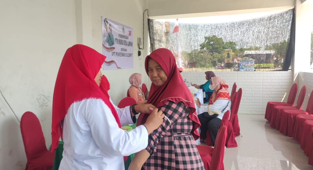 KESEHATAN : Para lansia yang ikut cek kesehatan gratis di Desa Lampah Kecamatan Kedamean Gresik.
