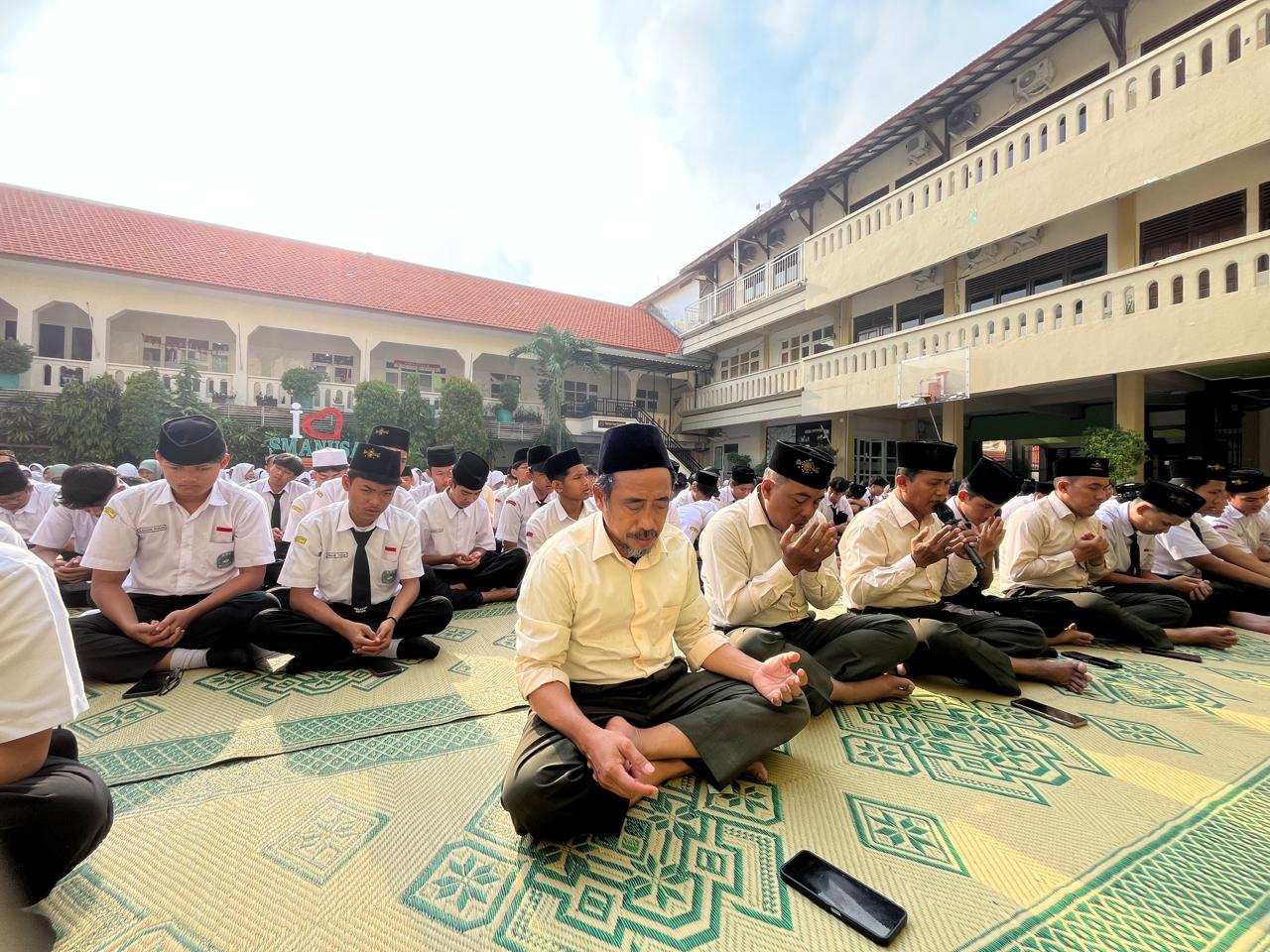 Guru dan siswa SMA NU 1 Gresik melangsungkan shalat gaib dan tahlil di halaman sekolah.